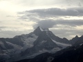 Ober Gabelhorn, Dent Blanche (in de wolken)