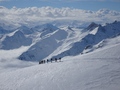Skitoerengroep met uitzicht richting Rhonetal