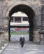 Oude man wandelt door de Porta Nigra
