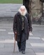 Oude man wandelt door de Porta Nigra