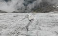 Gletsjerspleet met een laagje sneeuw