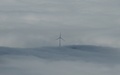 Windturbine in de wolkenzee